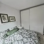 Large Private Self Check-in Downtown With Full Kitchen, Dining Room, King Beds, Garden Patio & Free Parking شقة *