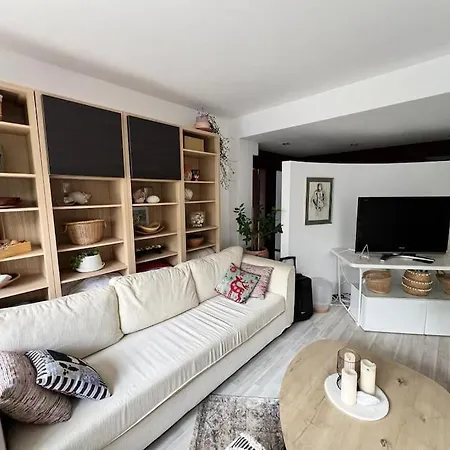 Large Near Center With Full Kitchen & Dining Room, King Beds, Garden Patio, Free Parking & Self Check-in Value! *