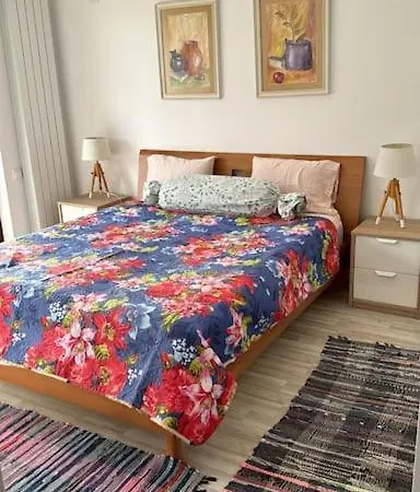 Large Private Guest House Apartment In Kazanlak Center, Full Kitchen & Dining Room, King Beds, Garden Patio, Self Check-In, No Prepayment, Free Parking, English Spoken Apartament