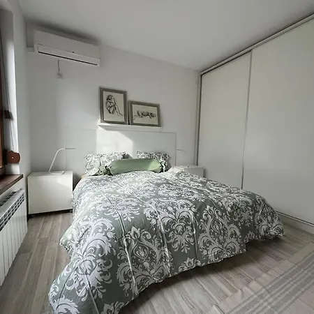 Large Private Guest House Apartment In Kazanlak Center, Full Kitchen & Dining Room, King Beds, Garden Patio, Self Check-In, No Prepayment, Free Parking, English Spoken Apartament *