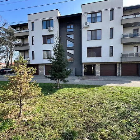 Daire Large Private Guest House Apartment In Kazanlak Center, Full Kitchen & Dining Room, King Beds, Garden Patio, Self Check-In, No Prepayment, Free Parking, English Spoken Kazanlŭk