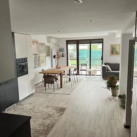 Apartament Large Near Center With Full Kitchen & Dining Room, King Beds, Garden Patio, Free Parking & Self Check-in Value! *