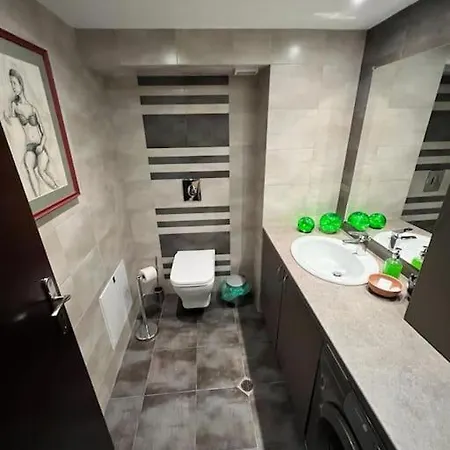 아파트 Large Private In Center, Full Kitchen & Dining Room, King Beds, Garden Patio, Self Check-in, No Prepayment, Free Parking, Spoken Kazanlŭk