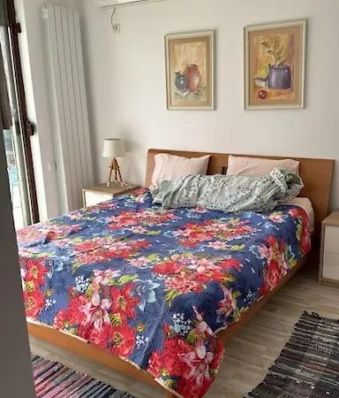 LARGE PRIVATE GUEST HOUSE Self Check-in CENTRAL Kazanlak Apartment Downtown with Full Kitchen, Dining Room, King Beds, Garden Patio&Free Parking Kazanlŭk