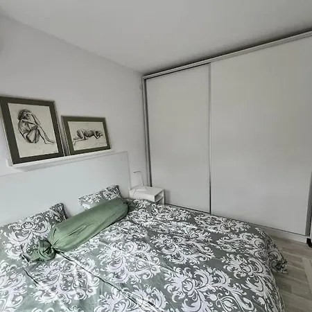 Large Private Guest House Apartment In Kazanlak Center, Full Kitchen & Dining Room, King Beds, Garden Patio, Self Check-In, No Prepayment, Free Parking, English Spoken Apartament *