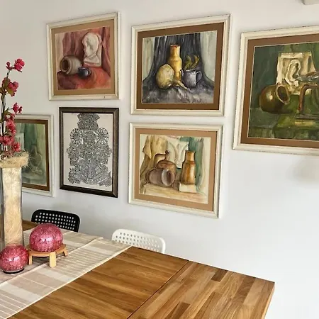 Daire Large Private Guest House Apartment In Kazanlak Center, Full Kitchen & Dining Room, King Beds, Garden Patio, Self Check-In, No Prepayment, Free Parking, English Spoken
