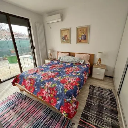 Daire Large Private Guest House Apartment In Kazanlak Center, Full Kitchen & Dining Room, King Beds, Garden Patio, Self Check-In, No Prepayment, Free Parking, English Spoken *