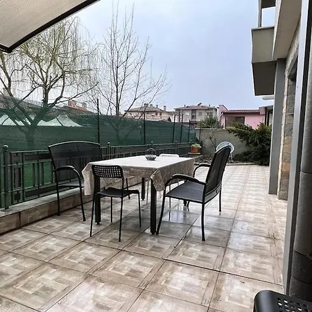 Daire Large Private Guest House Apartment In Kazanlak Center, Full Kitchen & Dining Room, King Beds, Garden Patio, Self Check-In, No Prepayment, Free Parking, English Spoken Kazanlŭk