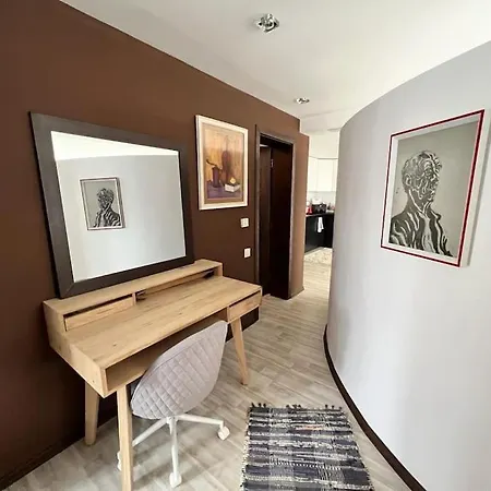 Apartament Large Near Center With Full Kitchen & Dining Room, King Beds, Garden Patio, Free Parking & Self Check-in Value!