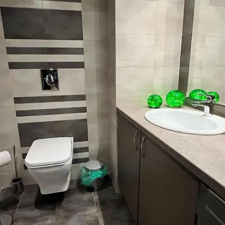 Apartament Large Private Guest House Apartment In Kazanlak Center, Full Kitchen & Dining Room, King Beds, Garden Patio, Self Check-In, No Prepayment, Free Parking, English Spoken
