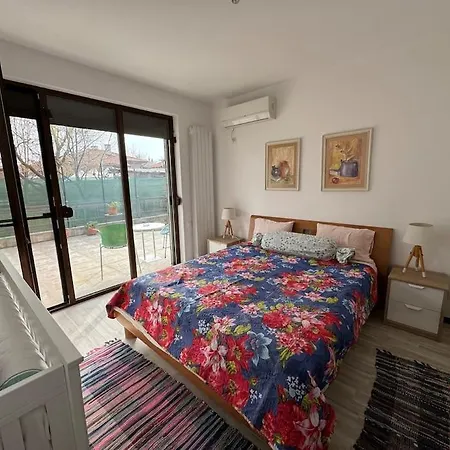 Large Private Guest House Apartment In Kazanlak Center, Full Kitchen & Dining Room, King Beds, Garden Patio, Self Check-In, No Prepayment, Free Parking, English Spoken Apartament