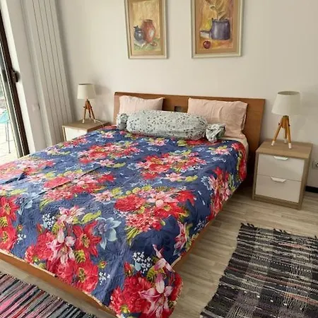 Large Private Guest House Apartment In Kazanlak Center, Full Kitchen & Dining Room, King Beds, Garden Patio, Self Check-In, No Prepayment, Free Parking, English Spoken * Kazanlŭk