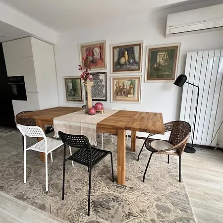 Large Near Center With Full Kitchen & Dining Room, King Beds, Garden Patio, Free Parking & Self Check-in Value! Apartament