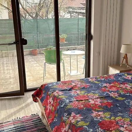 Large Private Guest House Apartment In Kazanlak Center, Full Kitchen & Dining Room, King Beds, Garden Patio, Self Check-In, No Prepayment, Free Parking, English Spoken קאזאנלק