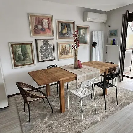 Apartament Large Private Guest House Apartment In Kazanlak Center, Full Kitchen & Dining Room, King Beds, Garden Patio, Self Check-In, No Prepayment, Free Parking, English Spoken