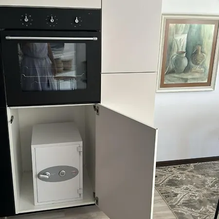 Apartament Large Private Guest House Apartment In Kazanlak Center, Full Kitchen & Dining Room, King Beds, Garden Patio, Self Check-In, No Prepayment, Free Parking, English Spoken Kazanlŭk